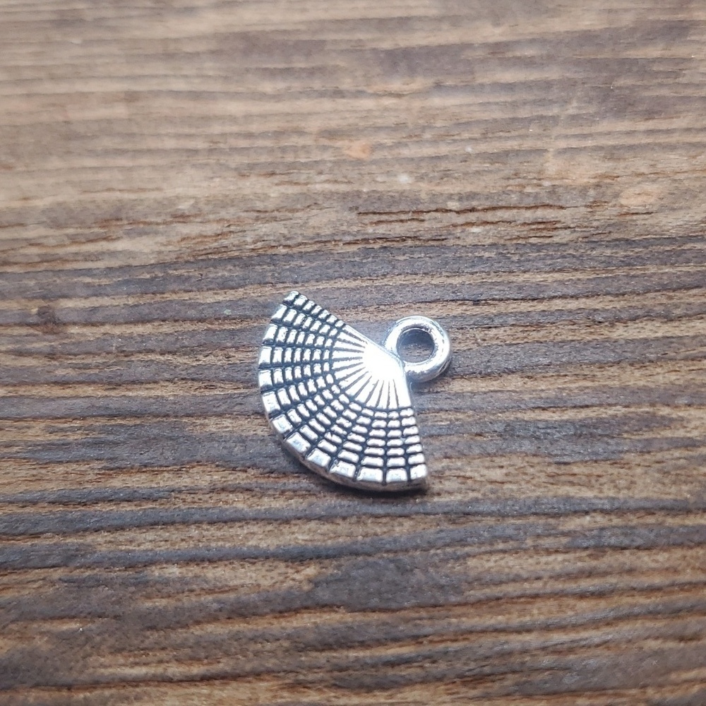 Sterling seashell charm P115‎